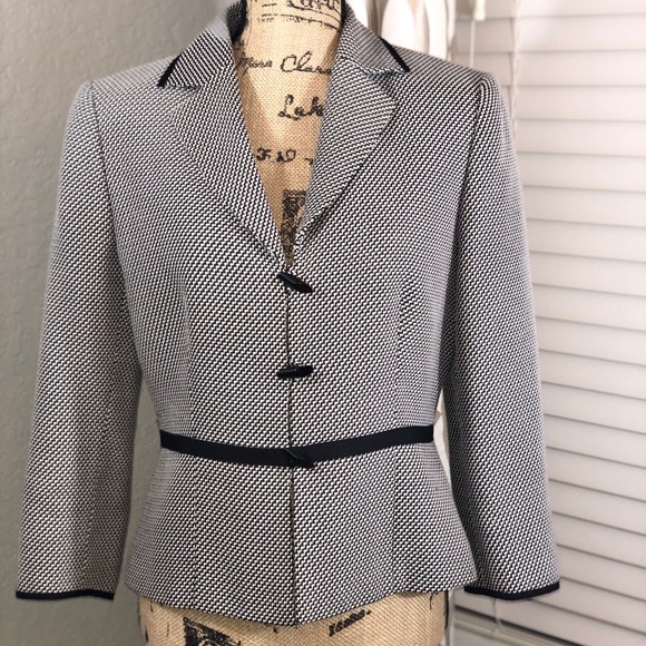 Tahari Black & White Blazer with black trim size 8 - Picture 2 of 8